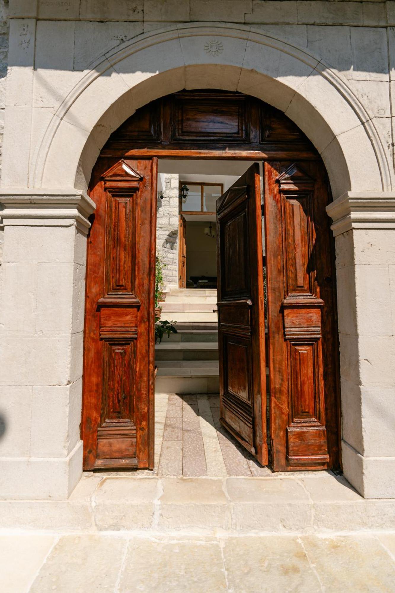 Hotel Petrichor Gjirokastër Esterno foto