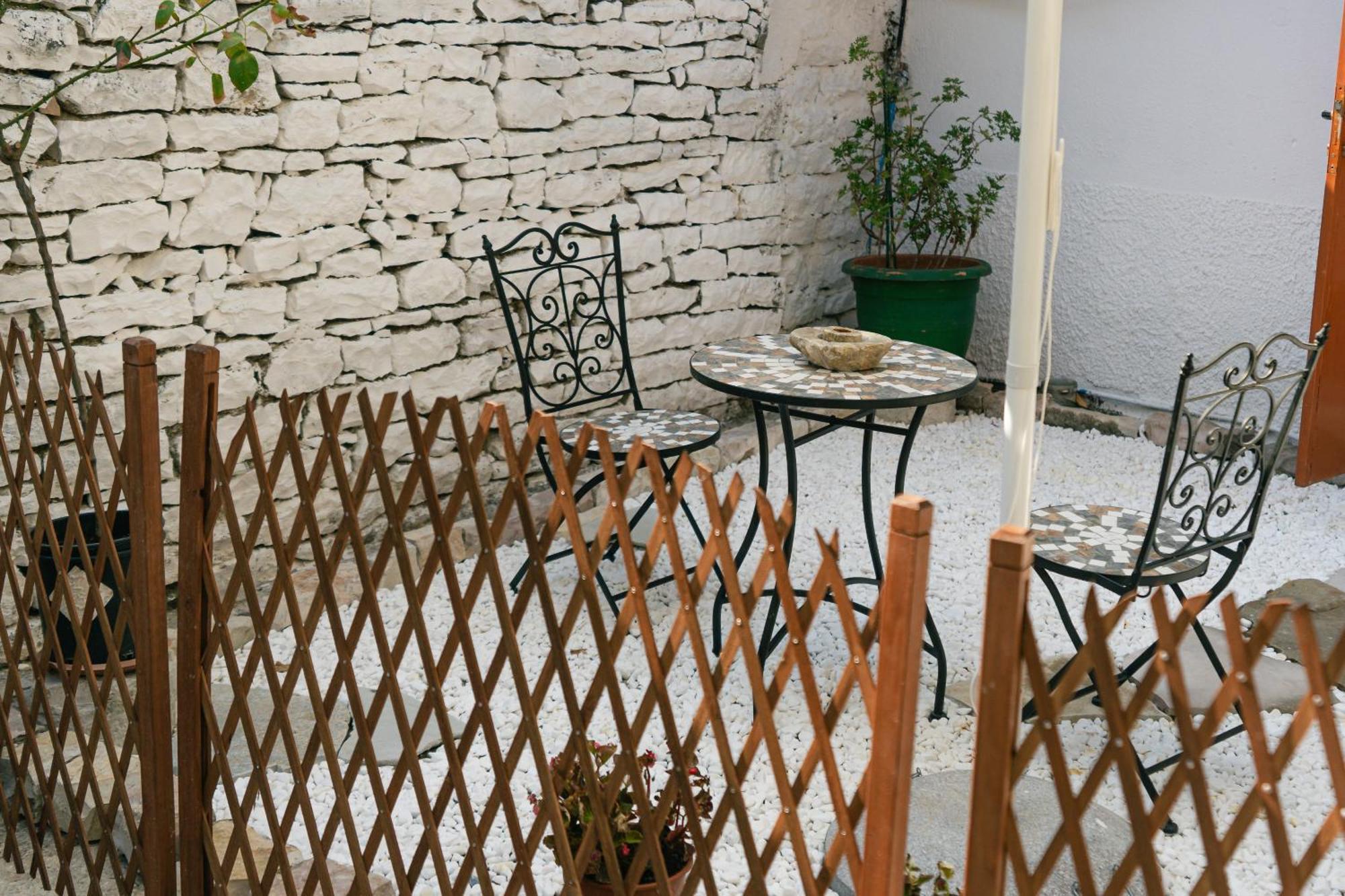 Hotel Petrichor Gjirokastër Esterno foto